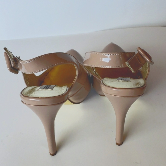 💥Steve Madden slingbacks in slick vinyl cream size 7.5 NWOT💥 - Picture 3 of 10